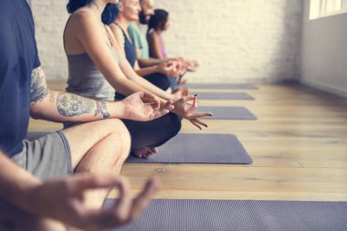Yoga, meditasyon yapan insanlar 