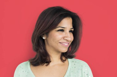 Kısa saçlı yetişkin bir kadın.