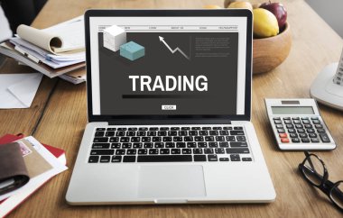 Açık tablo üstünde laptop