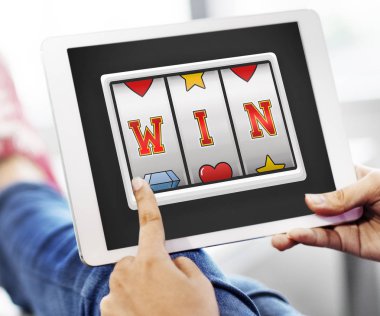 Dijital tablet kullanan kişi