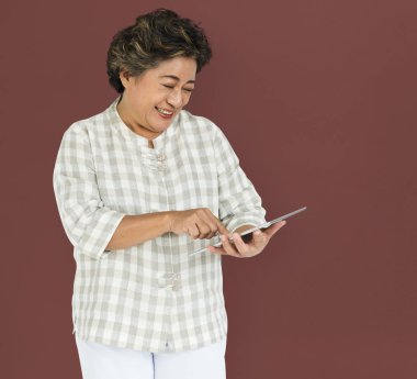 kadın holding tablet