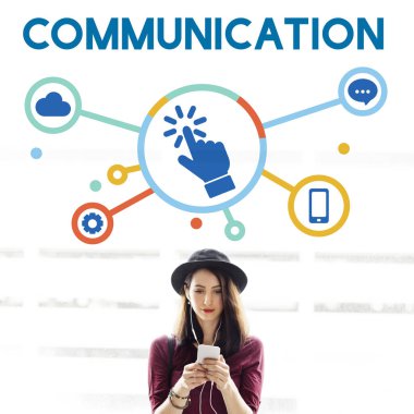 Akıllı telefon kullanan genç bir kadın.