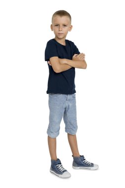 çapraz kolları olan ciddi küçük çocuk