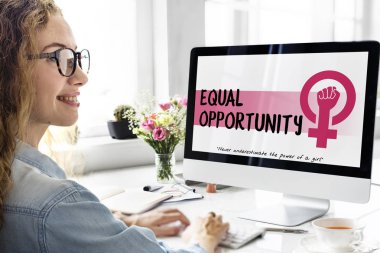 bilgisayar ile çalışan kadın