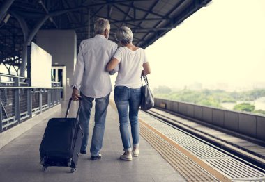 tren istasyonu üzerinde yürüme Çift