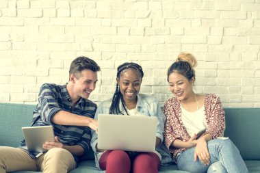 öğrenciler dizüstü bilgisayar kullanıyor