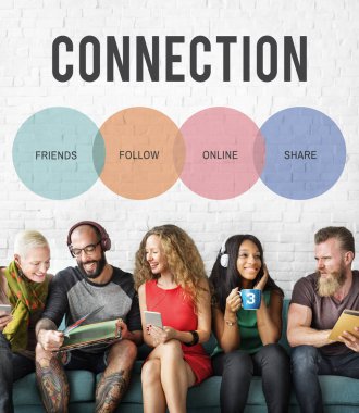 Dijital aygıtlar kullanan insanlar