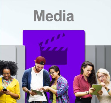 Dijital aygıtlar kullanan insanlar