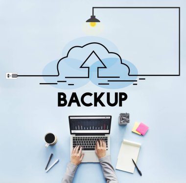 Dizüstü bilgisayarda çalışan kişi