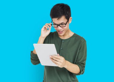 Dijital tablet kullanan adam