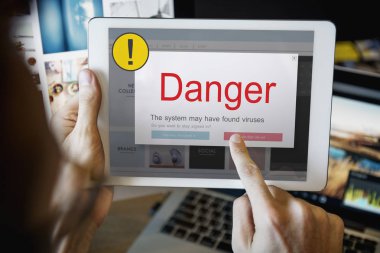 Dijital tablet kullanan adam