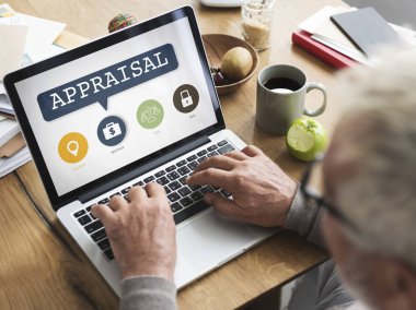 Kıdemli dijital dizüstü bilgisayar kullanan adam 