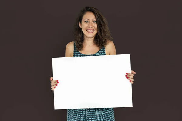 Mujer sosteniendo papel blanco en blanco — Foto de Stock