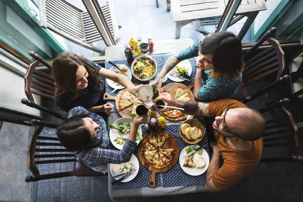 Freunde essen Pizza — Stockfoto