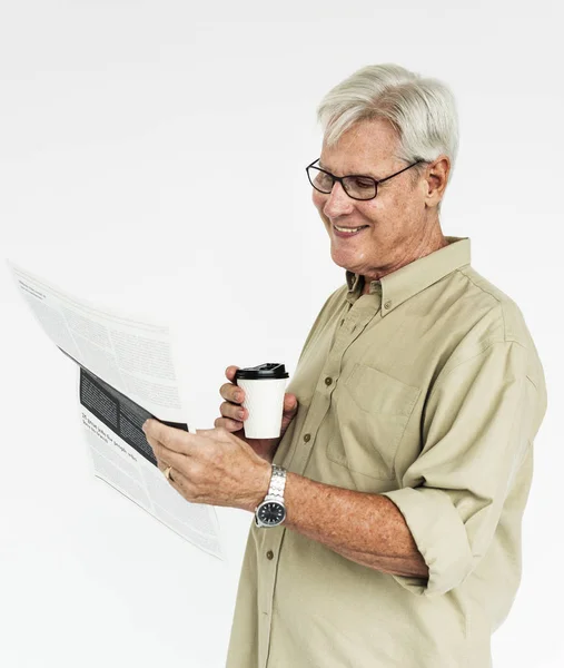 Старик читает газету — стоковое фото