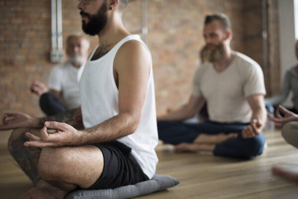 Люди делают джогу
 