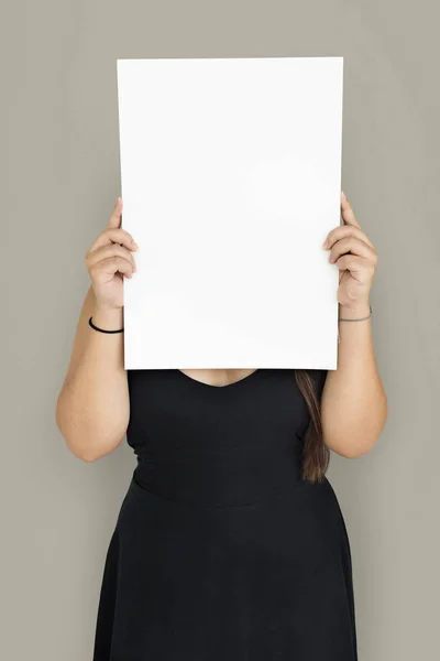 Mujer sosteniendo tablero blanco — Foto de Stock