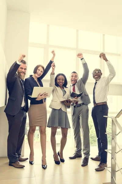 Geschäftsteam arbeitet zusammen — Stockfoto