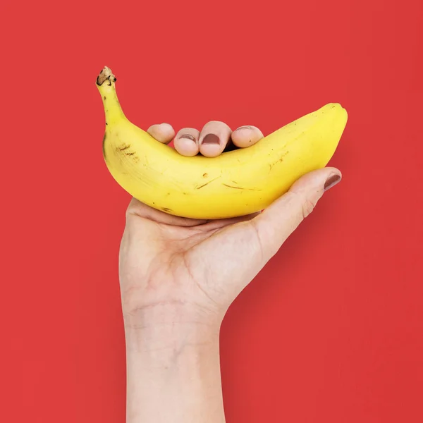 La mano sostiene plátano —  Fotos de Stock