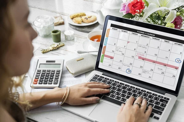 Vrouw handen typen op laptop toetsenbord — Stockfoto