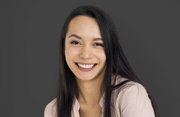 Junge Frau mit langen Haaren — Stockfoto