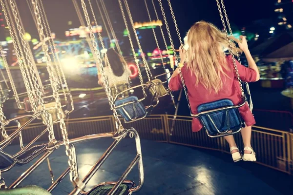 Vrouwen op vrolijk gaan ronde carrousel — Stockfoto