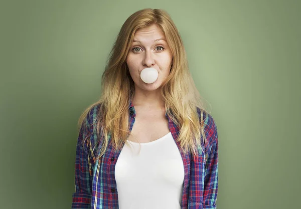 Chica masticando goma de mascar — Foto de Stock