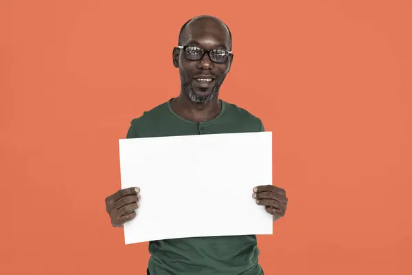 Afrikai férfi gazdaság plakát — Stock Fotó