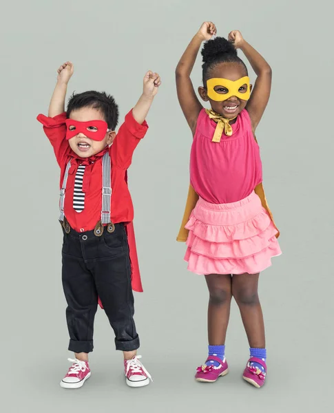 Chlapec a dívka v superhrdina kostýmy — Stock fotografie