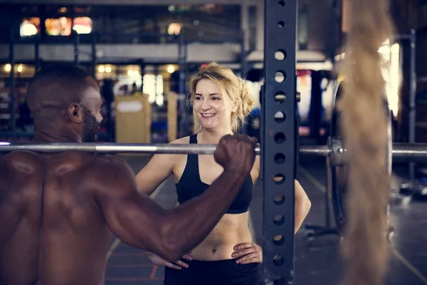 Mensen die sporten in de sportschool — Stockfoto