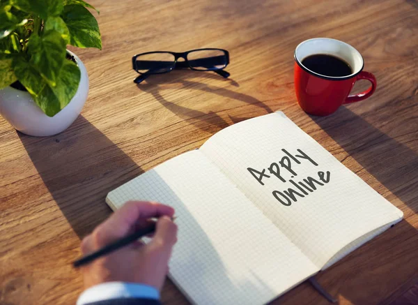 Persona escribiendo en el diario . — Foto de Stock