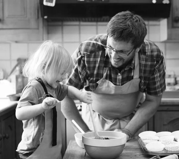 Apa és fia együtt sütés — Stock Fotó