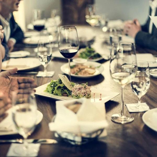 Menschen speisen im Restaurant — Stockfoto