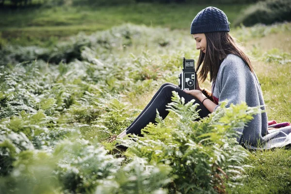 Młoda kobieta z aparatem fotograficznym — Zdjęcie stockowe