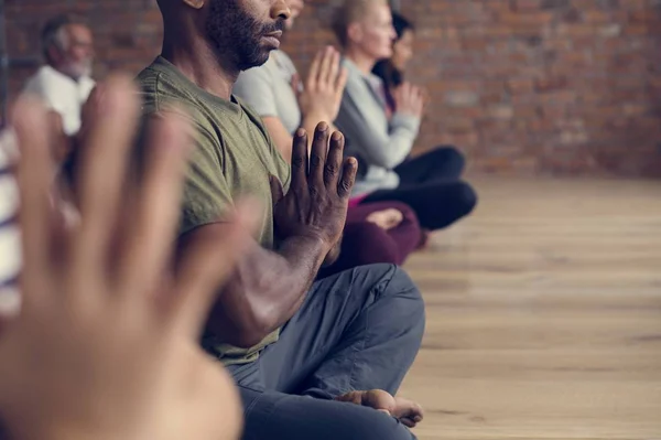 Mensen doen joga — Stockfoto