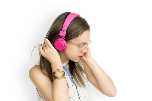 在耳机里听音乐的女人 — 图库照片