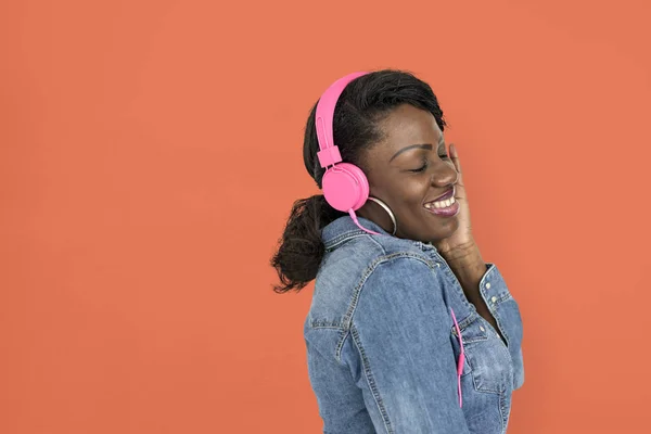 Mulher africana ouvindo música em fones de ouvido — Fotografia de Stock