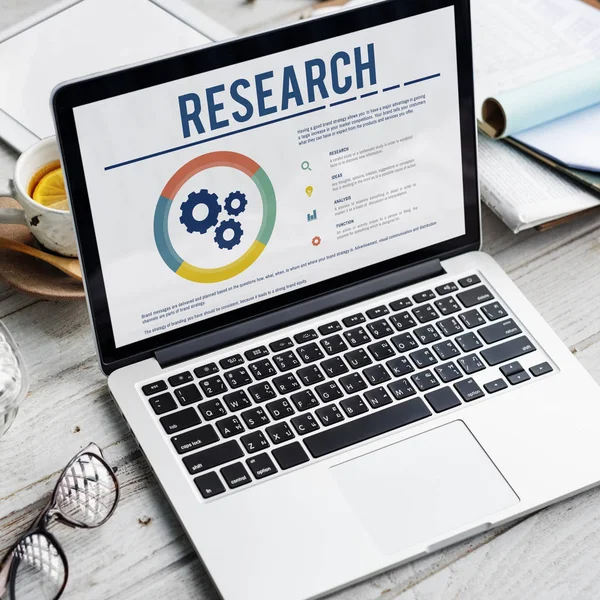 çalışma alanı tablo açılan laptop