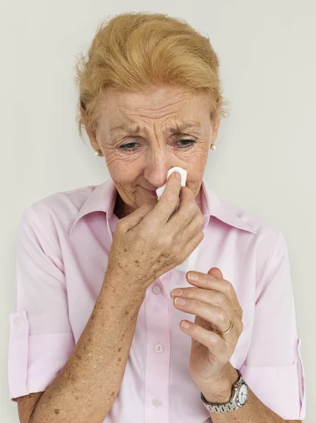 Wanita Senior Blowing Nose — Stok Foto