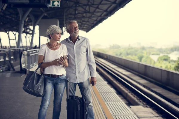 Casal andando na estação de trem — Fotografia de Stock