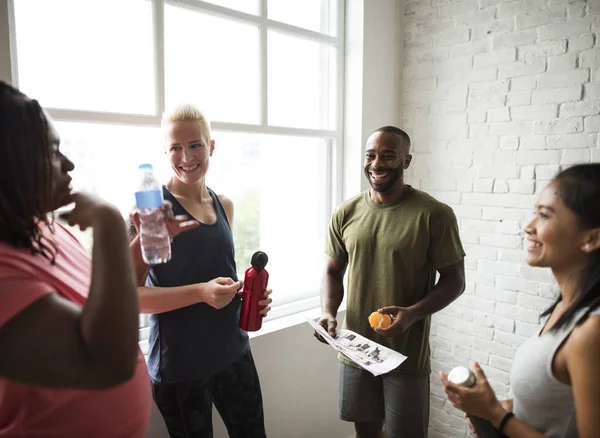 Menschen plaudern vor dem Sport — Stockfoto