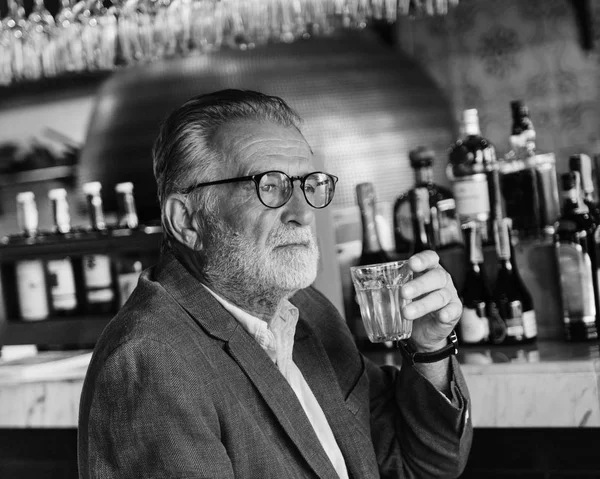 Uomo che beve alcol al bar — Foto Stock