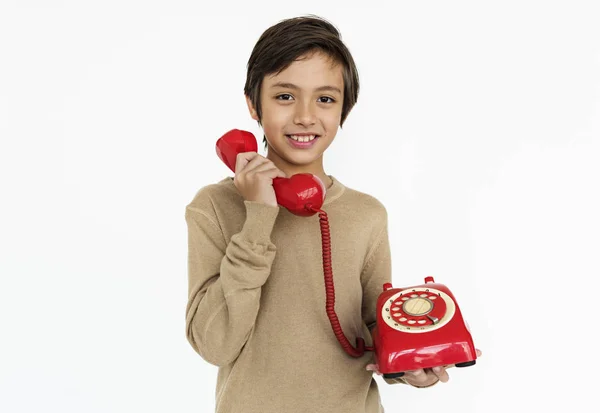 Garçon tenant le téléphone rouge — Photo