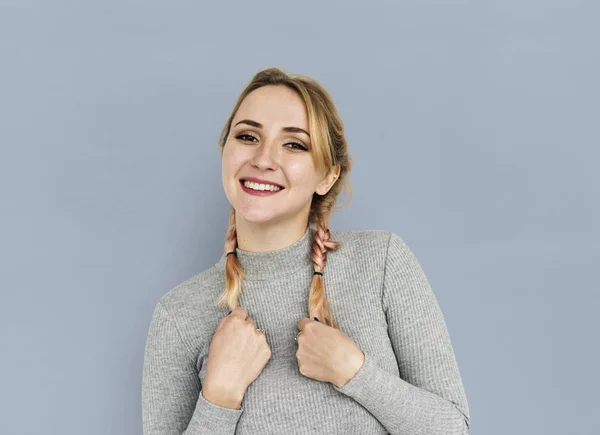 Donna sorridente in studio — Foto Stock