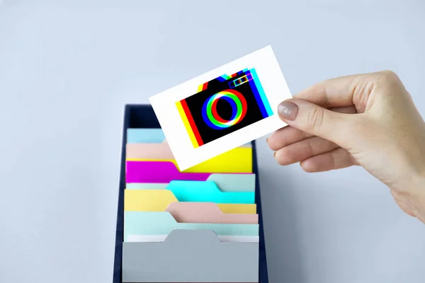 Mano tomando tarjeta de carpeta — Foto de Stock