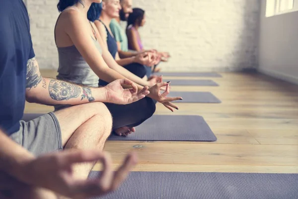 Pessoas fazendo meditação de Yoga — Fotografia de Stock