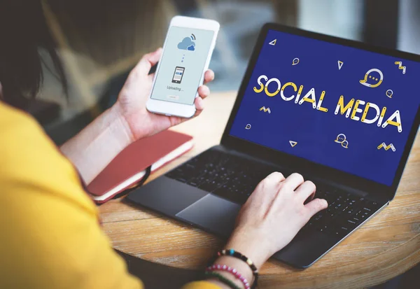 Dizüstü bilgisayar kullanan genç kadın