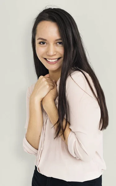 Schöne junge Frau mit langen Haaren — Stockfoto