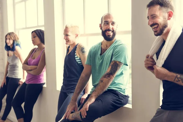 Menschen chillen nach Yoga — Stockfoto