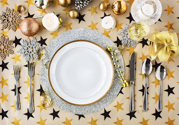 Yılbaşı süsleri ve hizmet tablo